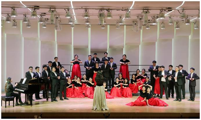 一群人站在臺上中度可信度描述已自動生成